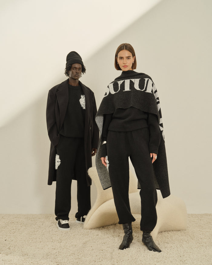 FLUFFY KNIT COPYRIGHT SCARF - BLACK