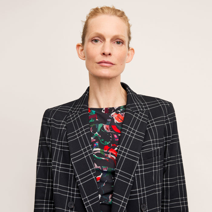 front image of a woman wearing the o'hara blazer in black/white
