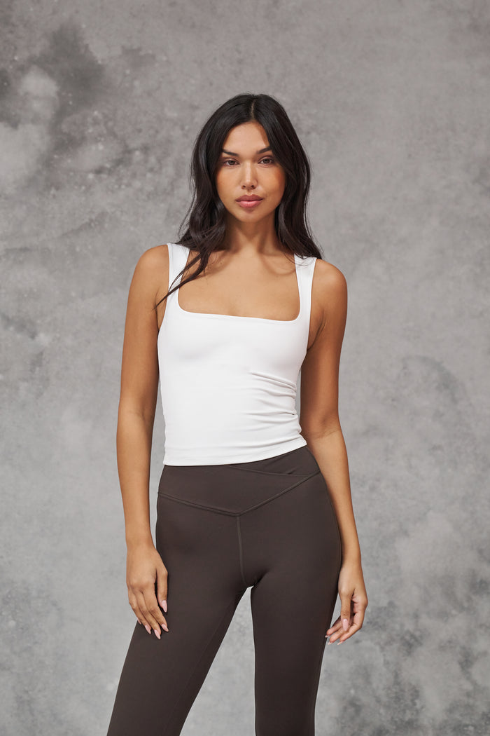 SCULPTING STRETCH SCOOP NECK TOP - WHITE