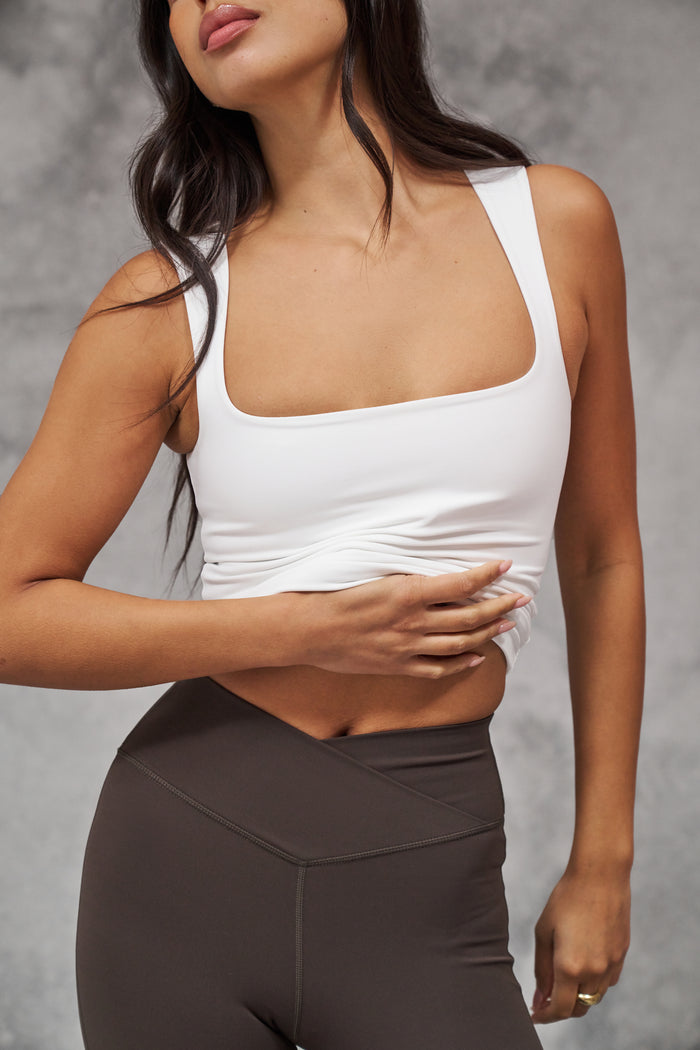 SCULPTING STRETCH SCOOP NECK TOP - WHITE