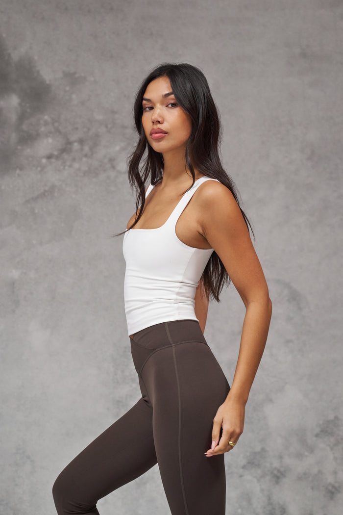 SCULPTING STRETCH SCOOP NECK TOP - WHITE